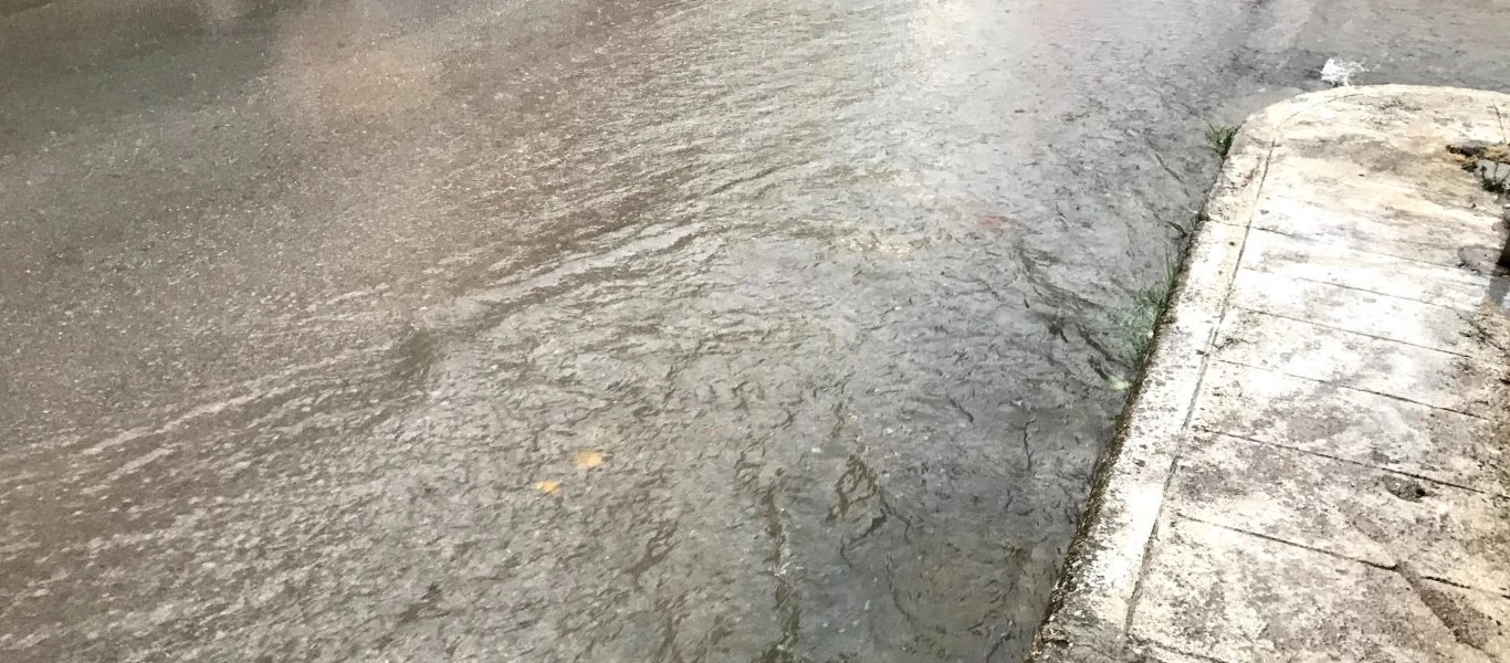 Ερέτρια: Η κακοκαιρία προκάλεσε κυκλοφοριακά προβλήματα - Πλημύρισαν οι δρόμοι